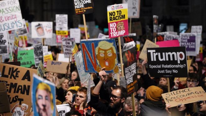 除了在美国多地的抗议外，伦敦等英国多个城市周一晚间也举行了大规模的抗议活动。