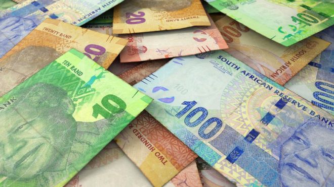 طالبة في جنوب أفريقيا تحصل على قرض بقيمة مليون دولار عن طريق الخطأ _97602853_sa-rand_300817_alamy