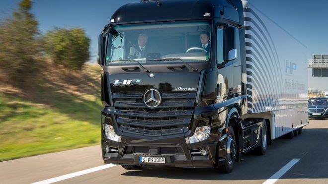 Самодвижущийся грузовик Daimler отправился в немецкий автобан, чтобы доказать свои возможности