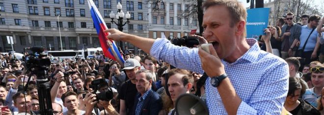 Фотография из файла, сделанная 5 мая 2018 года. Лидер российской оппозиции Алексей Навальный обращается к сторонникам