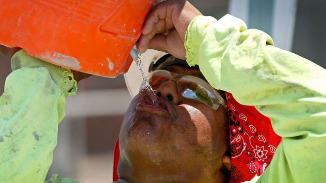 Мужчина пьет воду в Аризоне