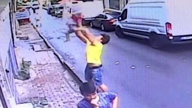 شاب جزائري يلتقط طفلة سورية سقطت من الطابق الثاني