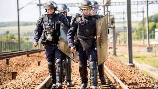Французская полиция по охране общественного порядка на железнодорожной линии