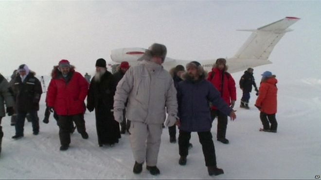 Дмитрий Рогозин с группой в Арктике (скриншот - APTN)