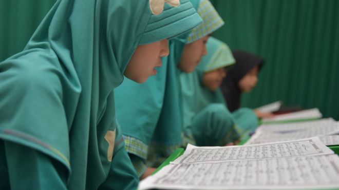 Siswi membaca Quran pada bulan Ramadan.