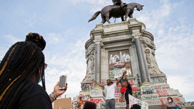 Протестующие собираются у статуи Конфедерации в Ричмонде
