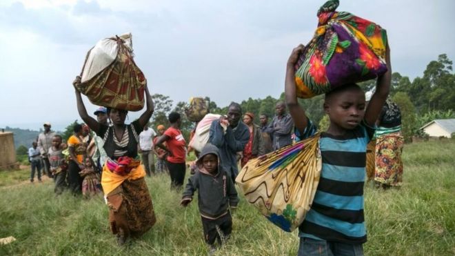 Des réfugiés en déplacement en Ouganda