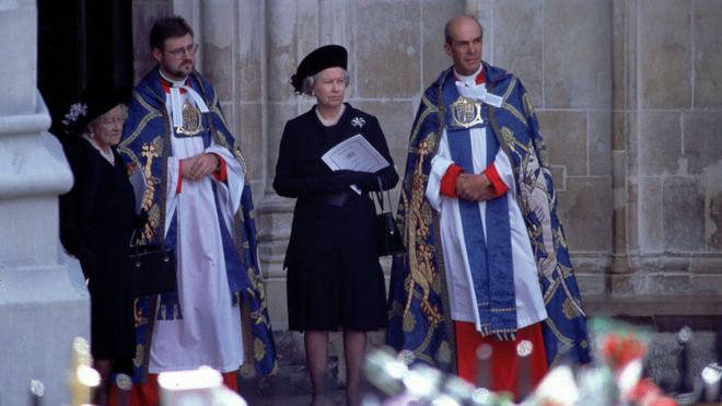 Королева и королева-мать на похоронах Дианы в Вестминстерском аббатстве 6 сентября 1997 года
