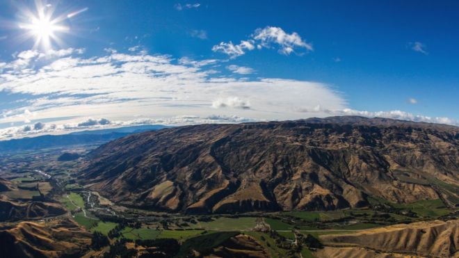 Живописный вид на горы возле Ванаки с вертолета во время тура по Новой Зеландии 2 апреля 2017 года