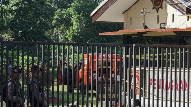 Pos Penjagaan Mako Brimob Kompi 3 Batalyon B, Purwokerto, Jateng, ditembak oleh orang tidak dikenal (OTK) pada pukul 02.00 WIB, Sabtu (25/05).