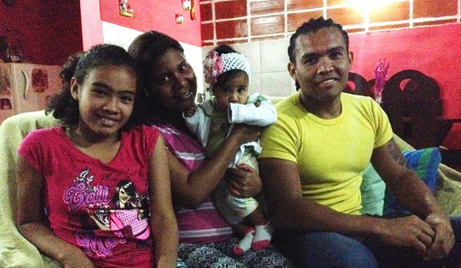 Марта Мендивиль с двумя детьми и мужем в их квартире в жилом комплексе Санта-Роза