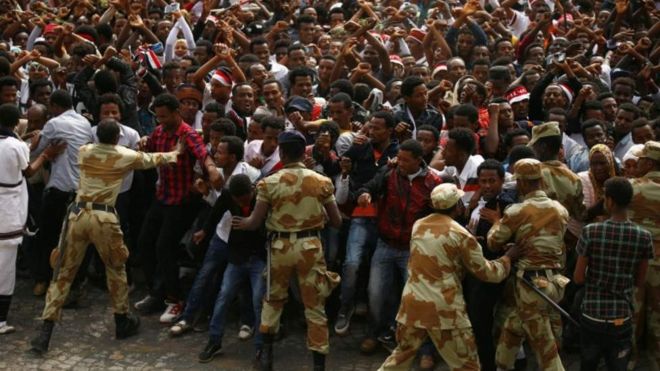 Waandamanaji wakikabiliana na maafisa wa polisi nchini Ethiopia