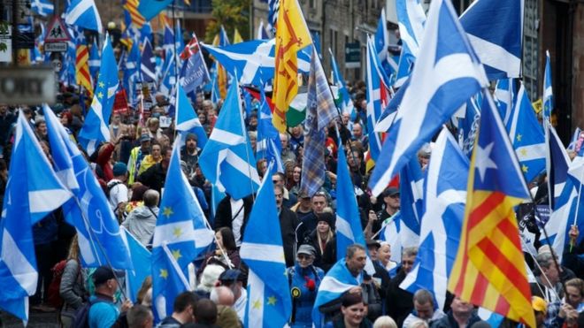 Марш "Все под одним знаменем" в Эдинбурге