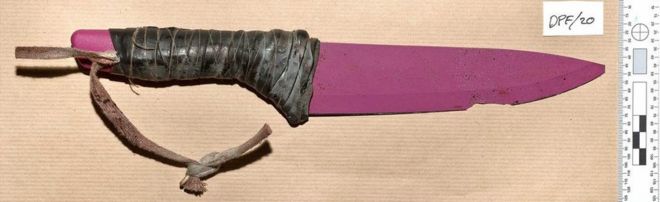 12-дюймовые розовые керамические ножи были привязаны к запястьям нападающих