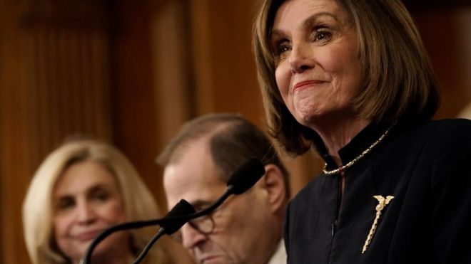 Chủ tịch Hạ viện Nancy Pelosi (phải) tươi cười trong ngày Hạ viện bỏ phiếu luận tội ông Trump