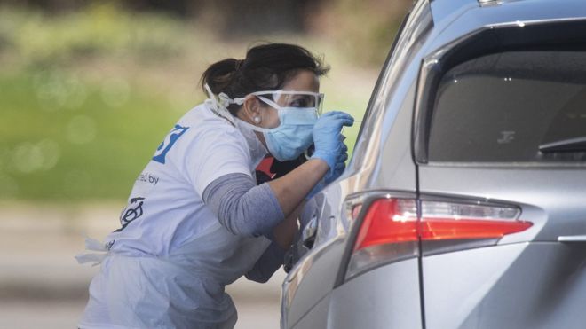 Тесты проводятся в центре тестирования на коронавирус на автостоянке в Лондоне