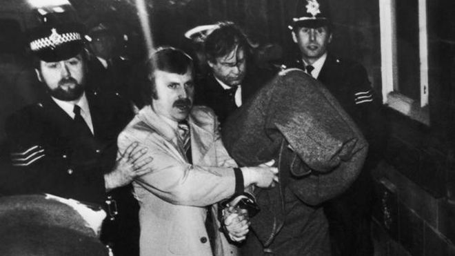 El arresto de Peter Sutcliffe (oculto bajo una manta)