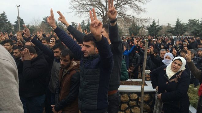 Толпа на курдских похоронах на юго-востоке Турции