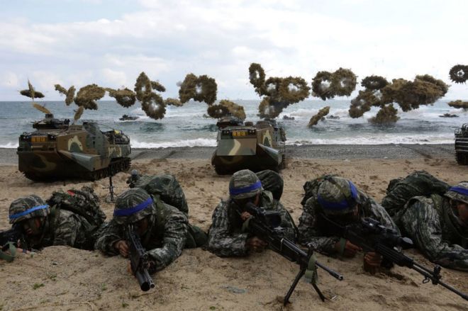 Южнокорейские морские пехотинцы участвуют в десантной операции, называемой совместными военными учениями Foal Eagle с американскими войсками на побережье Пхохан 2 апреля 2017 года в Пхохане, Южная Корея.