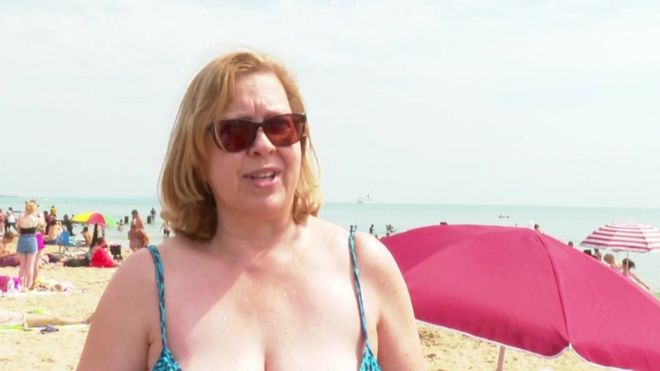 Женщина в голубом бикини на пляже