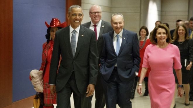 連邦議会で民主党議員たちと会合したオバマ大統領（4日）