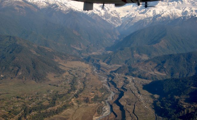 Вид с высоты птичьего полета на северную часть Покхарской долины и ее отложения