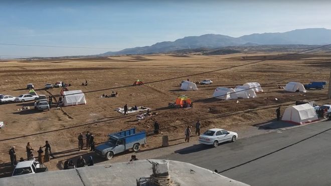 Люди в палатках после землетрясения в Иране