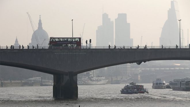 Файл с изображением моста Ватерлоо в Лондоне от 10 апреля 2015 года, на фоне которого сквозь смог виден собор Святого Павла