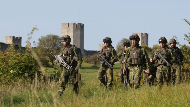 На этом снимке, сделанном 14 сентября 2016 года, показаны шведские военные, патрулирующие возле Висби, на острове Готланд, Швеция