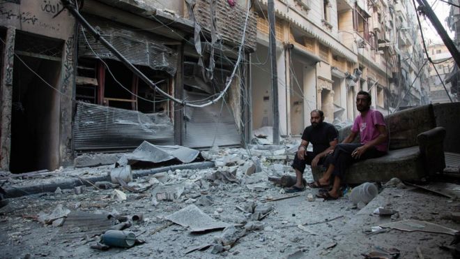 Жители в разрушенном Алеппо