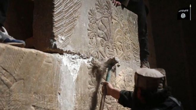 Кадр из видео IS, показывающего разрушение древнего места Нимруд