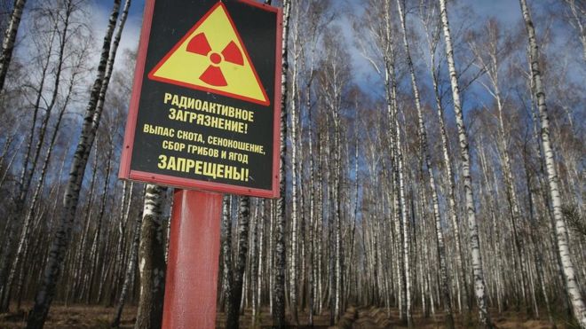 Un cartel que señala radiación en Chernóbil.