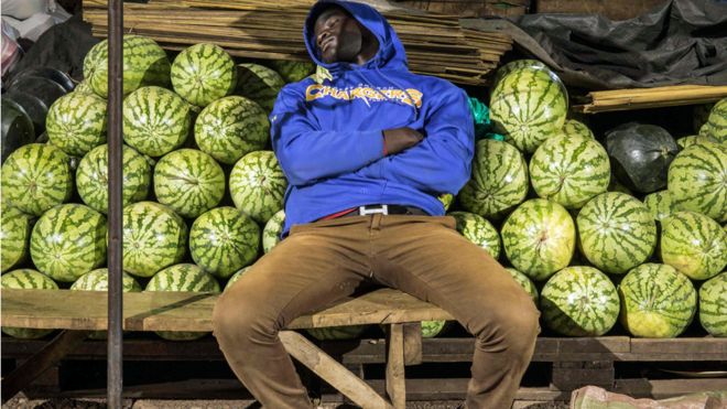 Un commerçant dort près de son étal de melons à Kampala, en Ouganda - mercredi 8 avril 2020