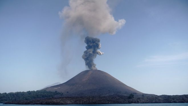 Анак Кракатау вулкан. Фото: июль 2018 г.