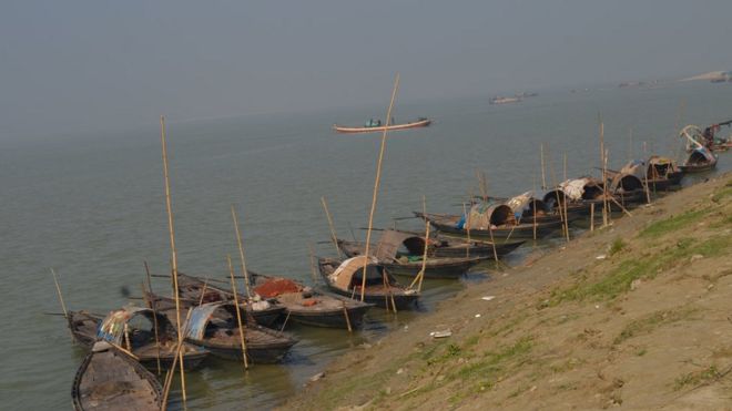 নদীতে নৌকা বাধা
