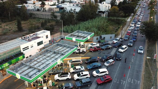 Мексиканцы стоят в очереди за топливом из-за проблем с поставками январь 2019 года