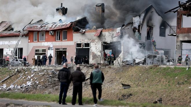 Edificios civiles impactados por misiles rusos en Lviv.