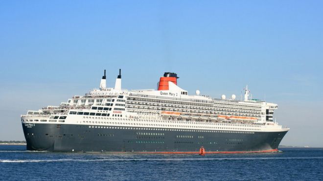 Quels sont vos paquebots préférés de la Cunard Line ? _93112363_queen_mary_2_outbound_from_southampton_2_sept_2013