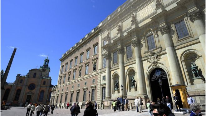 Туристы прогуливаются по Королевскому замку в Стокгольме