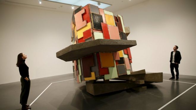 Скульптура Филлиды Барлоу «Без названия: перевернутый дом» в Tate Modern в центре Лондона, Великобритания, 14 января 2016 г.