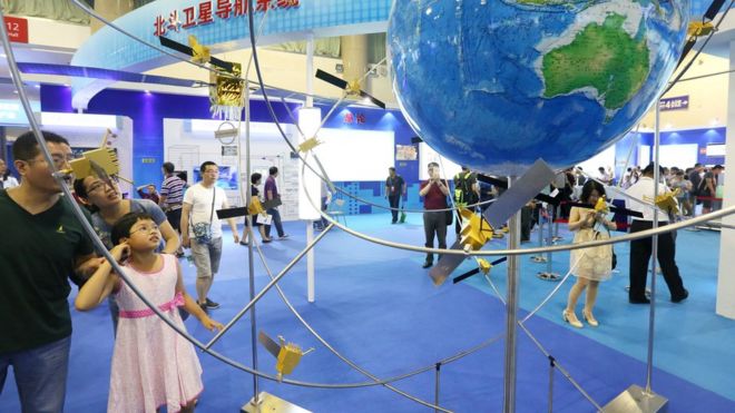 Модель системы Beidou на выставке в Пекине