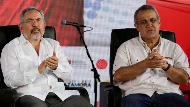 Министр нефти Венесуэлы Нельсон Мартинес (слева) и Эулогио дель Пино, президент Венесуэльской государственной нефтяной компании PDVSA, присутствуют на церемонии приведения к присяге нового совета директоров венесуэльской государственной нефтяной компании PDVSA в Каракасе, Венесуэла, 31 января 2017 года.