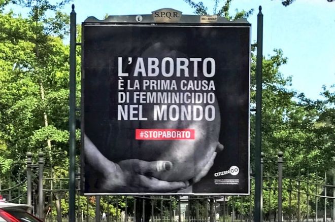 Кампания CitizenGo опубликовала в Твиттере изображение одного из своих плакатов в Риме