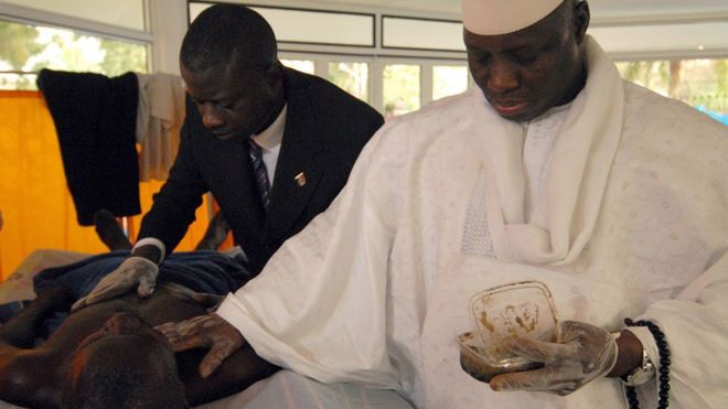 Imagem mostra Yahya Jammeh aplicando ervas em paciente submetido a tratamento anti-HIV apontado como "milagroso"