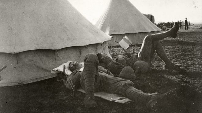 جنديان خارج مخيم