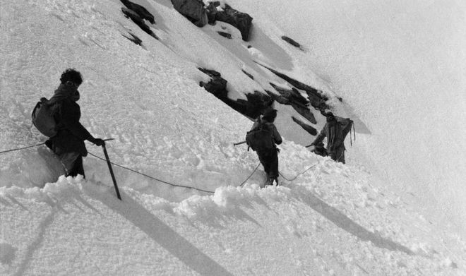 Альпинисты тащатся по глубокому снегу