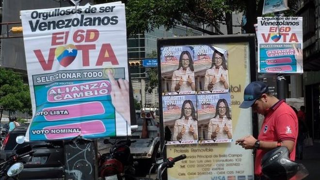 Предвыборные плакаты в Венесуэле 30 ноября 2015 года.