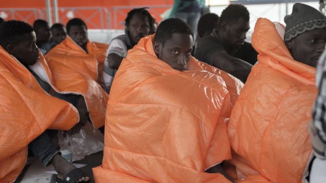 Спасенные африканские мигранты, прибывающие в Италию в 2016 году