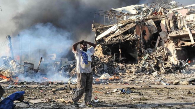 Mwanaume mmoja akihuzunika karibu na maiti katika eneo ambapo bomu lililipukia jijini Mogadishu Oktoba 14, 2017