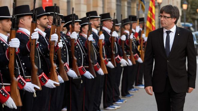 Президент регионального правительства Каталонии Карлес Пуигдемонт осматривает Mossos d'Esquadra - каталонские полицейские силы - перед началом церемонии награждения 10 сентября 2017 года в Барселоне